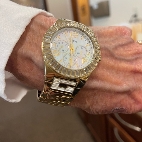 GLISTENING GUESS WATCH…WINNING GIFT FOR SELF OR OCCASION!👍⭐️❤️ - Picture 3 of 12